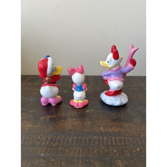 Disney Daisy Duck Figurines Glass Enesco Mickey & Co Holiday Ski Pink Bow Donald - Picture 3 of 12